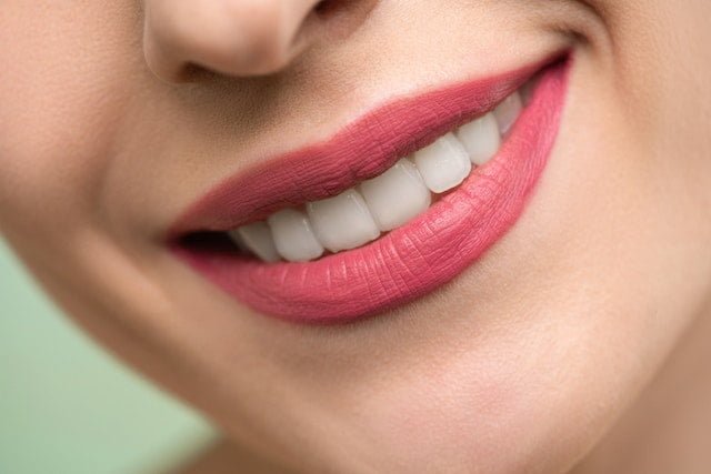 أسهل طريقة لعلاج اصفرار الأسنان في 4 خطوات فقط